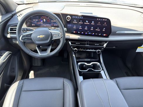 New 2026 Chevrolet Traverse LT w/ Sun and Wheel Package FWD image 2