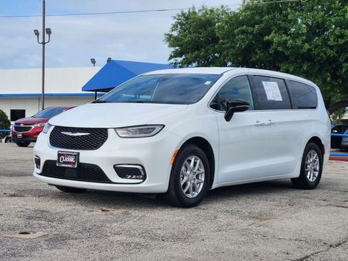 Used 2025 Chrysler Pacifica Select FWD image 3
