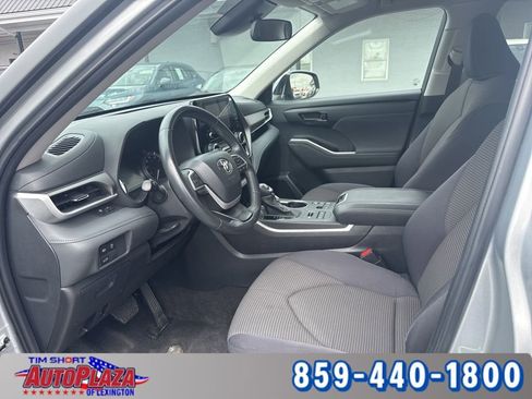 Used 2024 Toyota Highlander LE AWD/4WD image 3