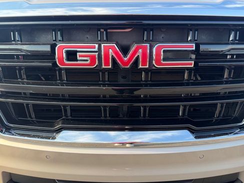 Used 2022 GMC Yukon SLE AWD/4WD image 7