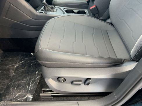 New 2026 Volkswagen Taos SE image 14