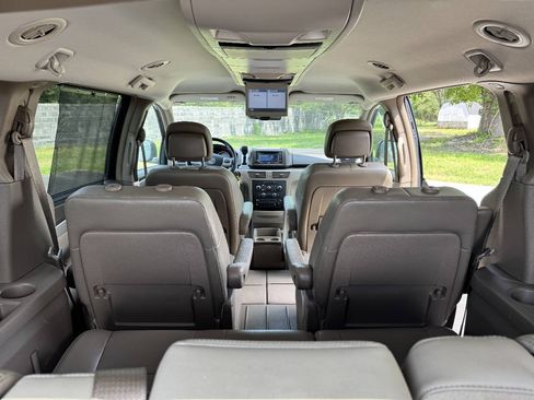 Used 2011 Volkswagen Routan SE FWD image 27