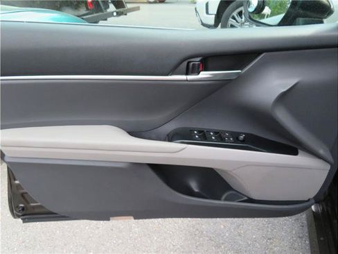 Used 2018 Toyota Camry LE FWD image 11