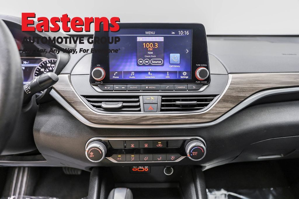 Used 2025 Nissan Altima 2.5 SV FWD image 14