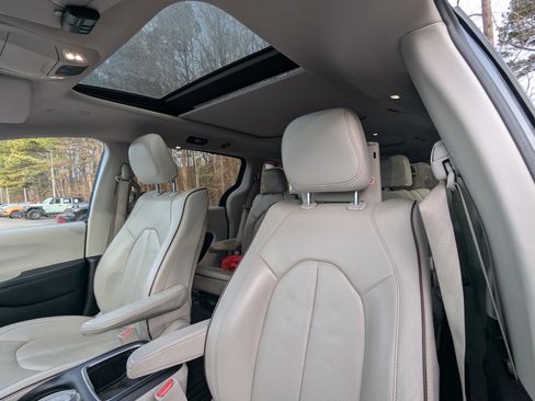 Used 2019 Chrysler Pacifica Limited image 3