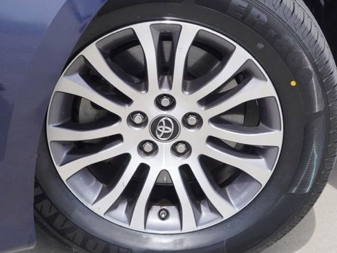 Used 2018 Toyota Sienna XLE w/ XLE Navigation Package FWD image 11