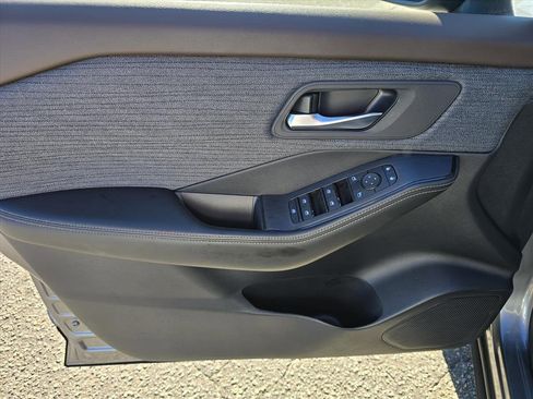 Used 2023 Nissan Rogue SV image 9