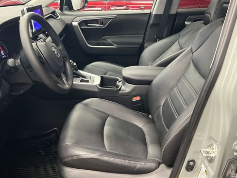 Used 2023 Toyota RAV4 XLE Premium image 14