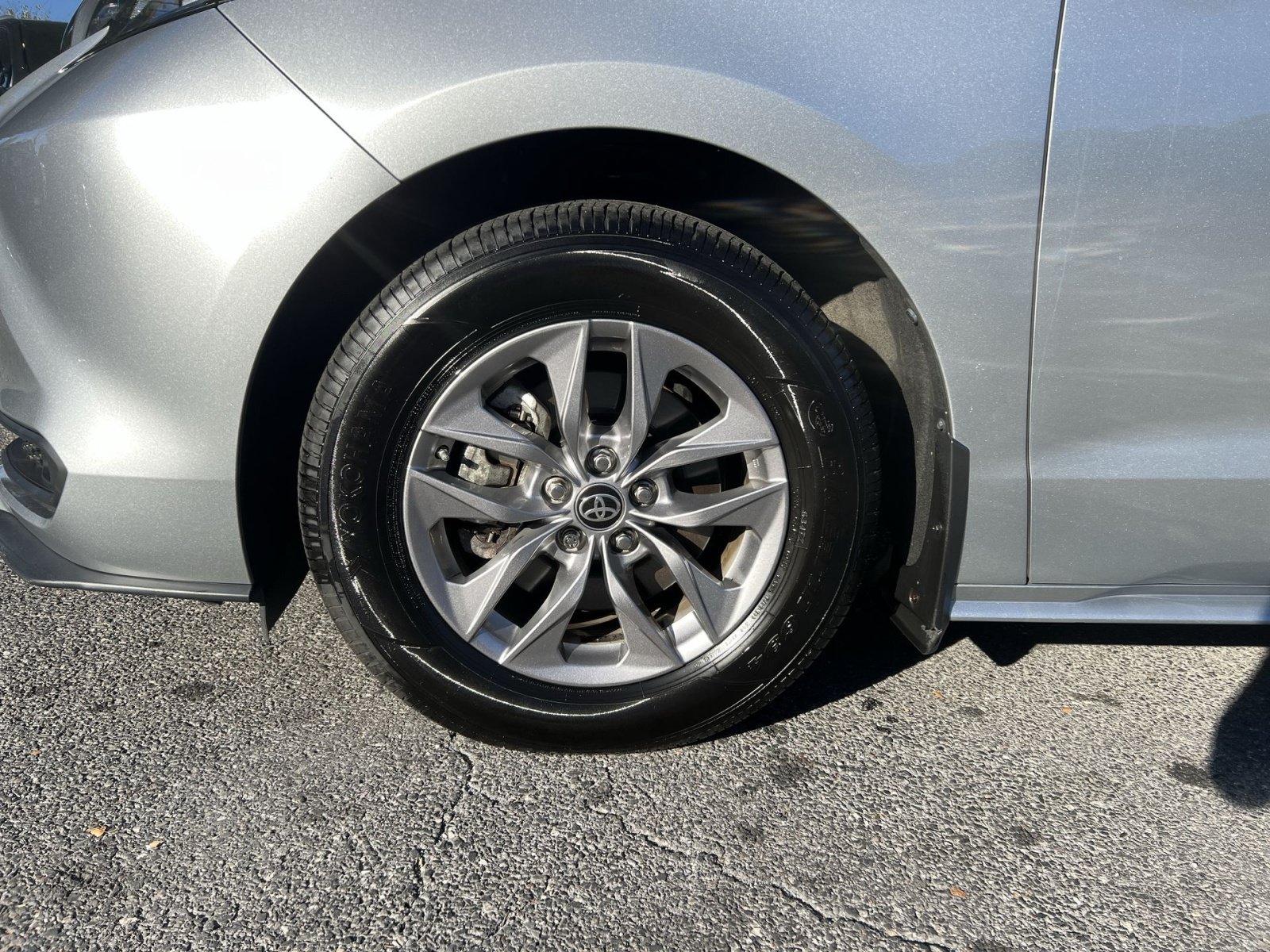 Used 2024 Toyota Sienna LE AWD/4WD image 12