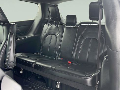 Used 2024 Chrysler Pacifica Limited image 26