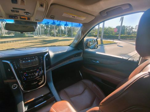 Used 2019 Cadillac Escalade ESV Luxury image 24