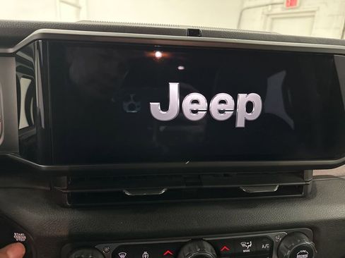 Used 2024 Jeep Wrangler Unlimited image 14