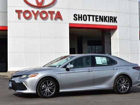 Used 2022 Toyota Camry XLE w/ Navigation Upgrade Package image 1