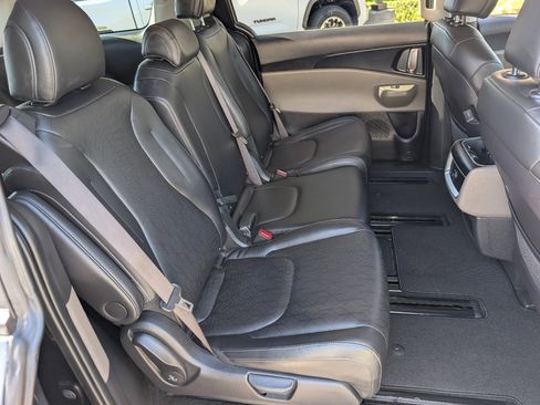 Used 2025 Kia Carnival image 5