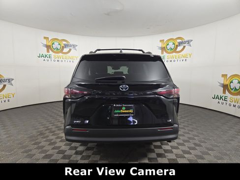 Used 2025 Toyota Sienna LE w/ LE Plus Package FWD image 7