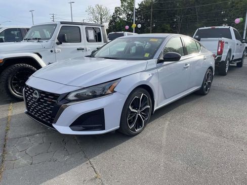 Used 2023 Nissan Altima 2.5 SR w/ SR Premium Package image 3