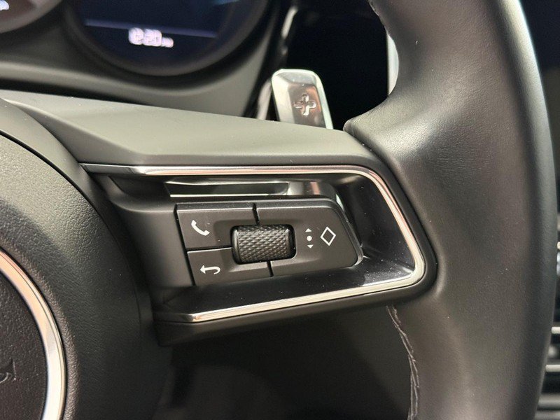Certified 2025 Porsche Macan AWD/4WD image 22