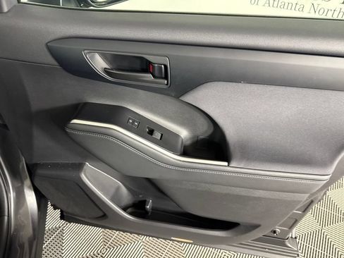 Used 2023 Toyota Highlander LE FWD image 13