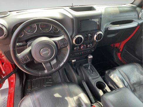 Used 2017 Jeep Wrangler Unlimited Sahara w/ Connectivity Group AWD/4WD image 14