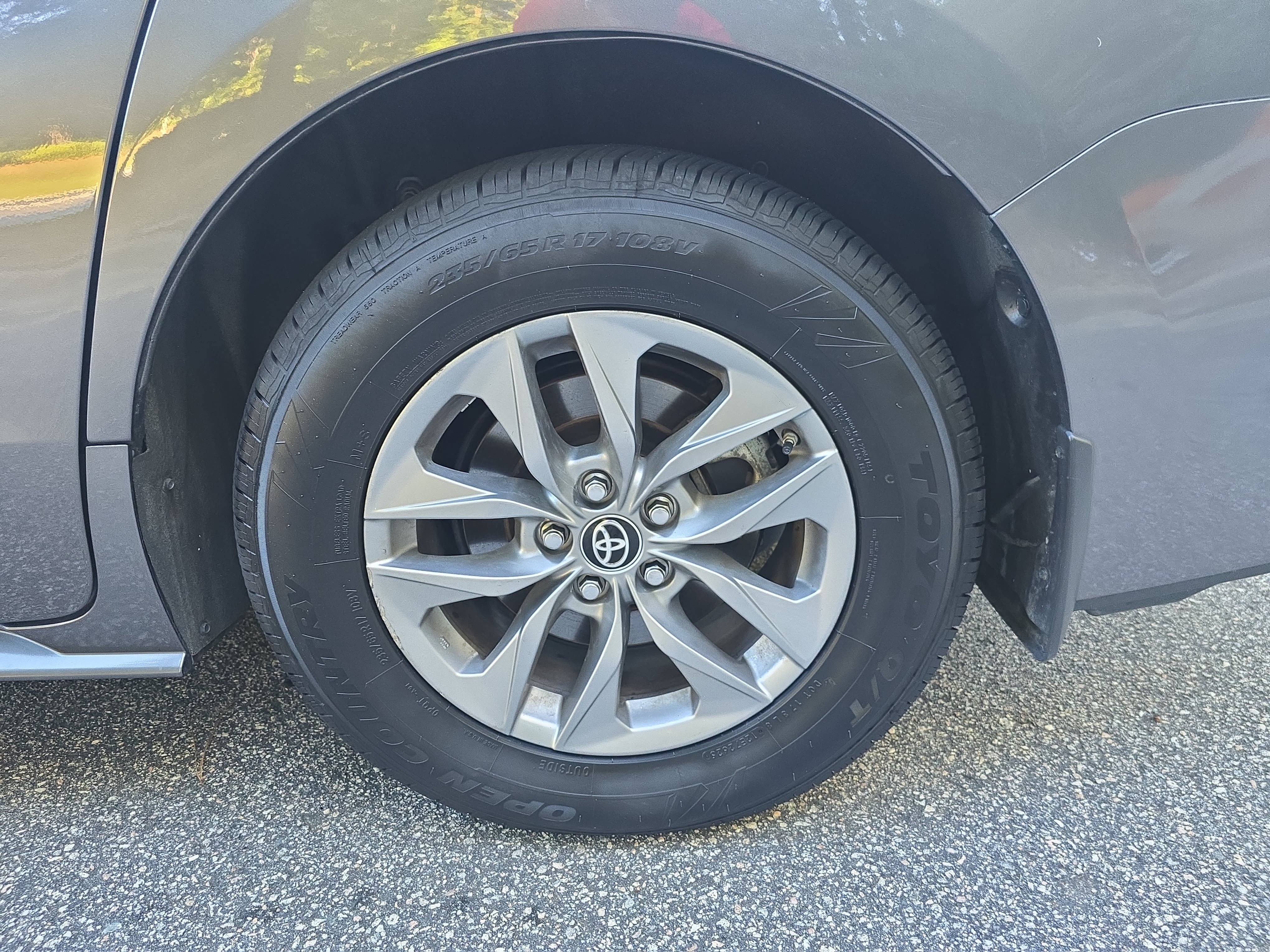 Used 2024 Toyota Sienna XLE FWD image 30