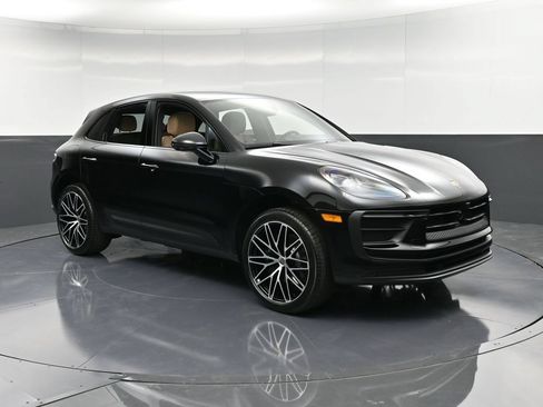 Certified 2026 Porsche Macan AWD/4WD image 10