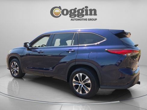 Used 2021 Toyota Highlander XLE image 3