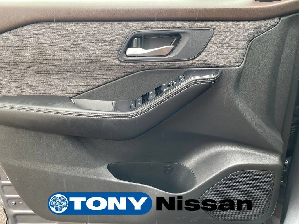 Used 2023 Nissan Rogue SV FWD image 13