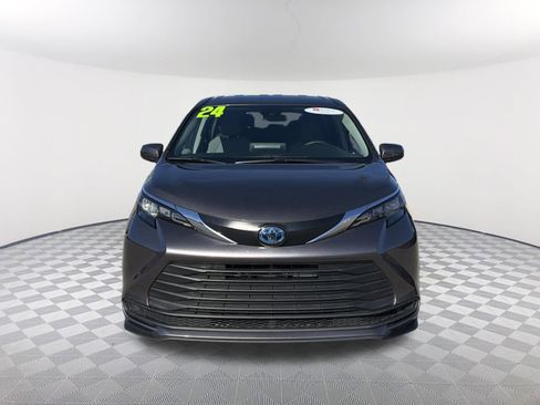 Certified 2024 Toyota Sienna LE image 2