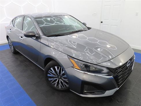 Used 2025 Nissan Altima 2.5 SV FWD image 5
