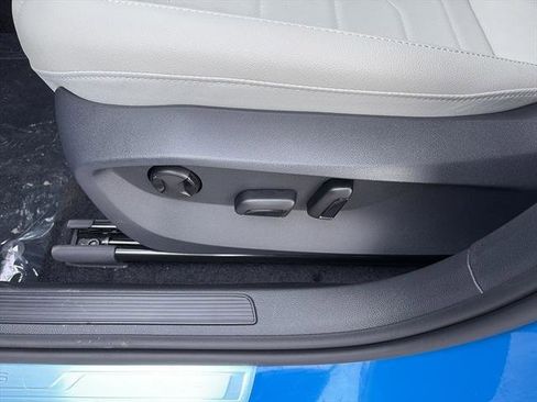 New 2026 Volkswagen Taos SE image 14