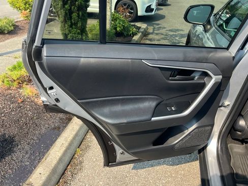 Used 2020 Toyota RAV4 LE AWD/4WD image 16
