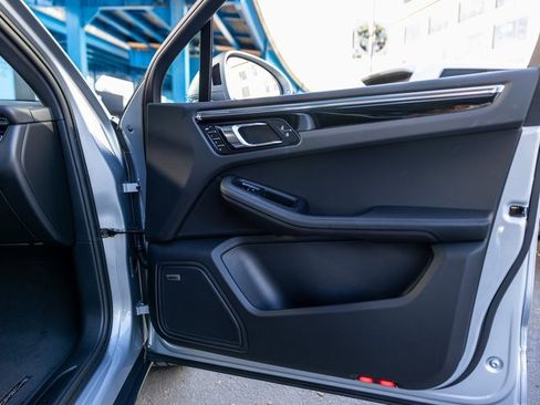 Certified 2025 Porsche Macan image 37