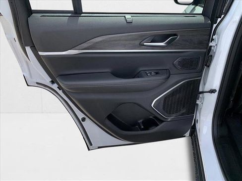 New 2025 Jeep Grand Cherokee Limited w/ Luxury Tech Group II image 19