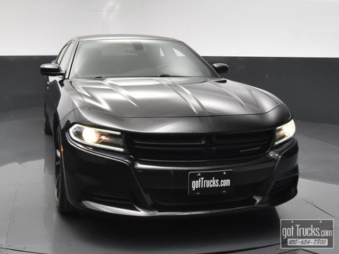 Used 2018 Dodge Charger SXT w/ Blacktop Package RWD image 46