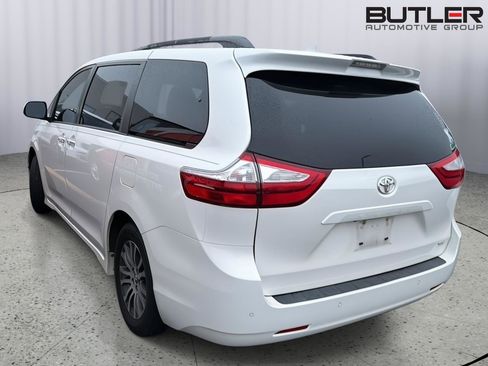 Used 2019 Toyota Sienna XLE w/ XLE Navigation Package FWD image 8