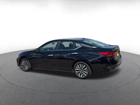 Used 2025 Nissan Altima 2.5 SV FWD image 8