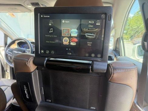 Used 2017 Chrysler Pacifica Limited w/ UConnect Theater Package FWD image 21