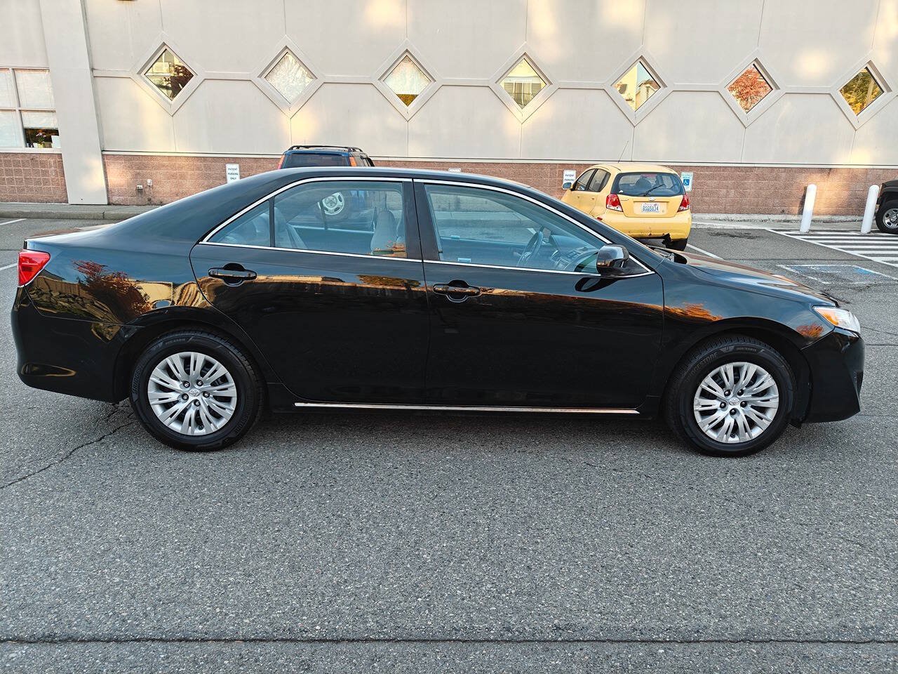 Used 2014 Toyota Camry LE FWD image 8