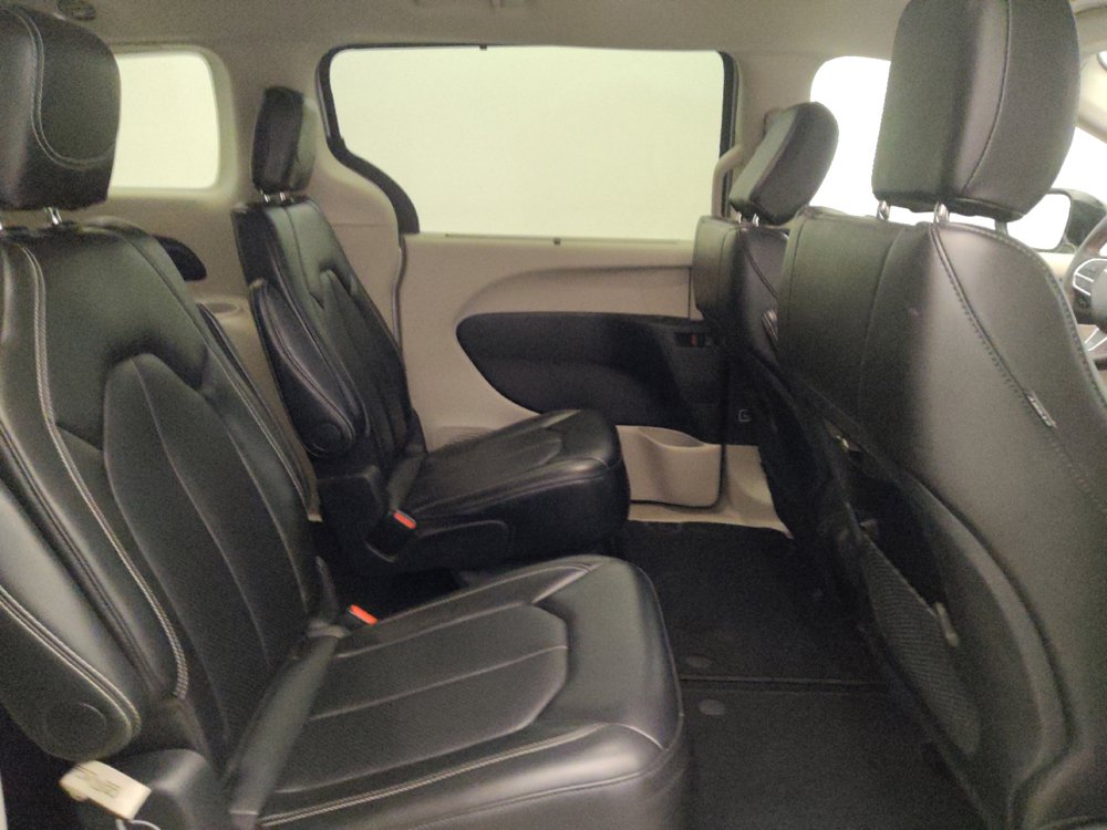 Used 2024 Chrysler Pacifica Touring-L FWD image 19