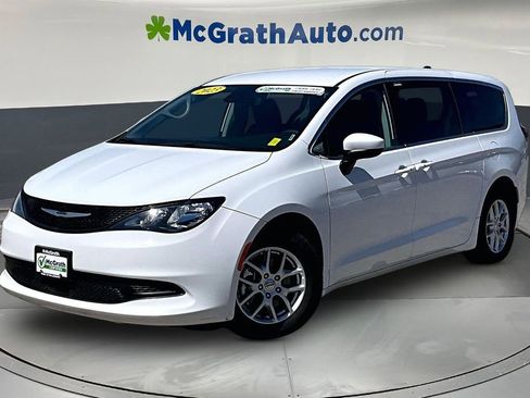 Used 2023 Chrysler Voyager LX FWD image 3