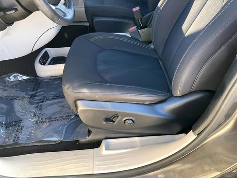 Used 2023 Chrysler Voyager LX image 32