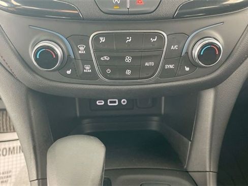 Used 2022 Chevrolet Equinox RS w/ Infotainment Package image 40