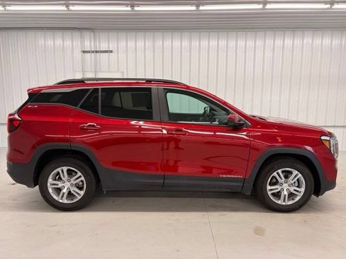 Used 2023 GMC Terrain SLE w/ Driver Convenience Package FWD image 5