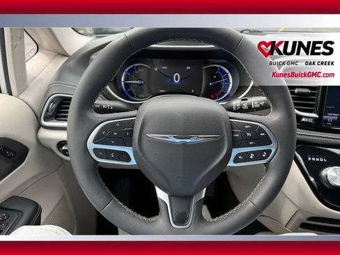 Used 2024 Chrysler Pacifica Limited FWD image 43