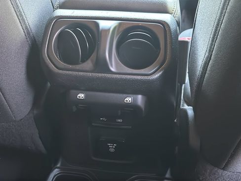 Used 2019 Jeep Wrangler Unlimited Sahara w/ LED Lighting Group AWD/4WD image 38