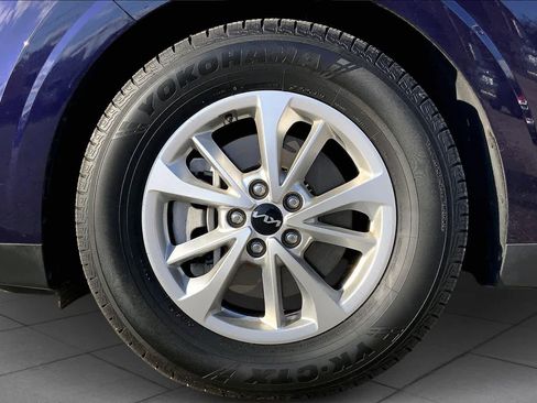 Used 2022 Kia Carnival LX image 10