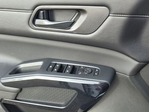 Used 2025 Nissan Pathfinder SV w/ SV Premium Package image 15