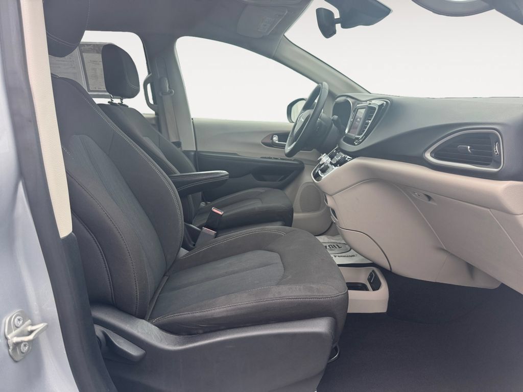 Used 2023 Chrysler Voyager LX FWD image 15
