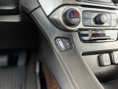 Used 2018 Chevrolet Suburban LT image 24