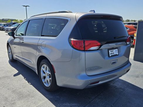 Used 2018 Chrysler Pacifica Touring w/ Tire & Wheel Group image 4